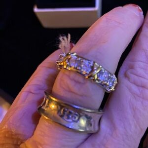 Elegant Women's XOs Love band ring